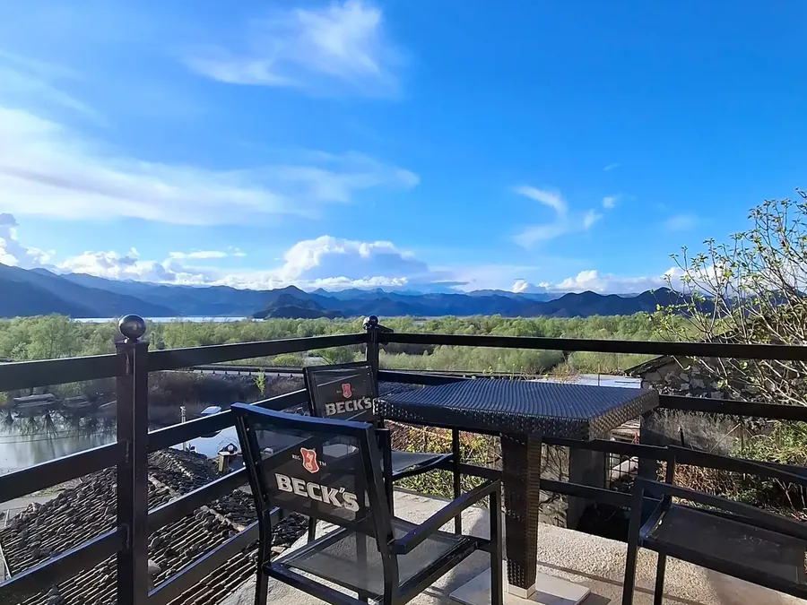 Luxury Apartment: panoramic lake-view terrace