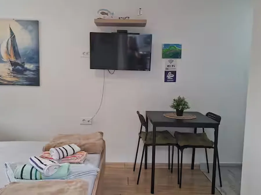 Lake View Terrace Apartment: living and dining area