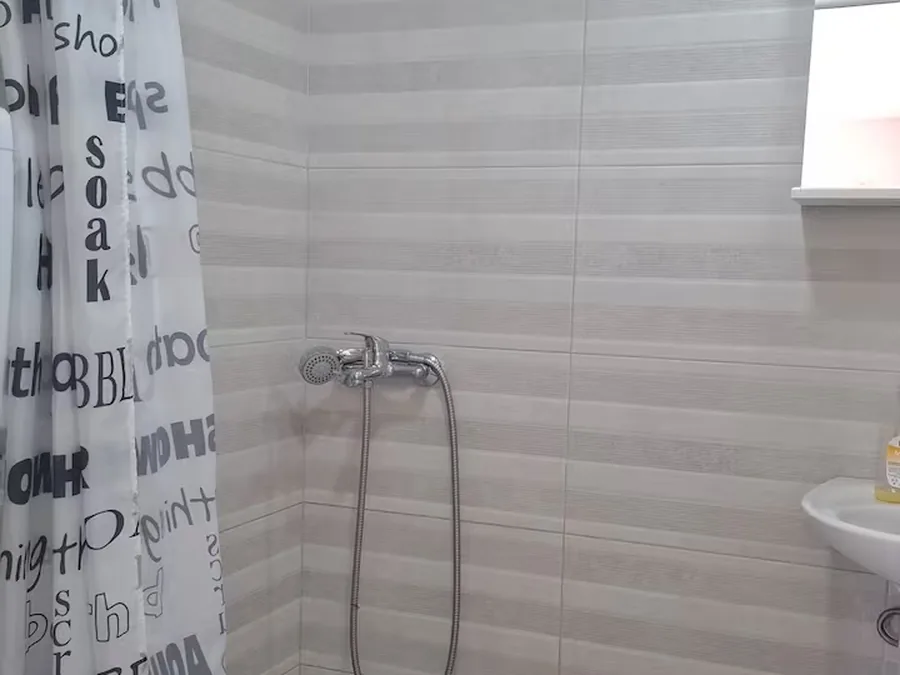 Lake View Terrace Apartment: bathroom